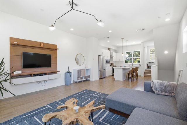 425 Outrigger Ln, West Sacramento, CA 95605