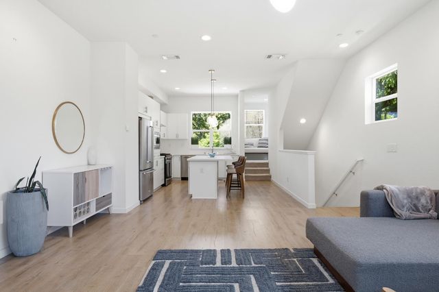 425 Outrigger Ln, West Sacramento, CA 95605