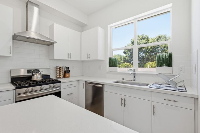 425 Outrigger Ln, West Sacramento, CA 95605