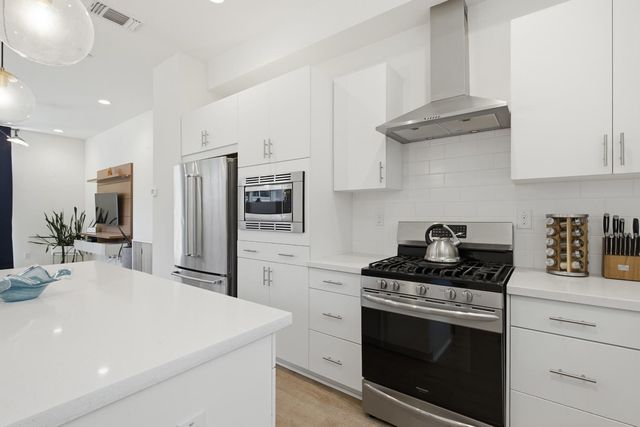 425 Outrigger Ln, West Sacramento, CA 95605