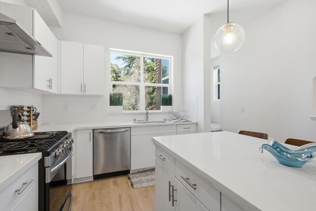 425 Outrigger Ln, West Sacramento, CA 95605