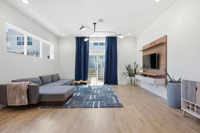 425 Outrigger Ln, West Sacramento, CA 95605
