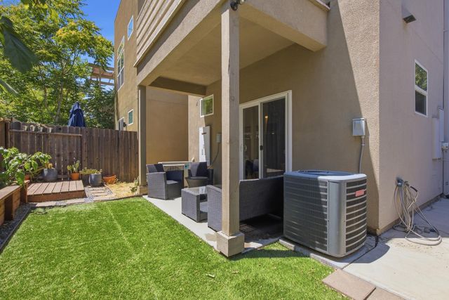 425 Outrigger Ln, West Sacramento, CA 95605