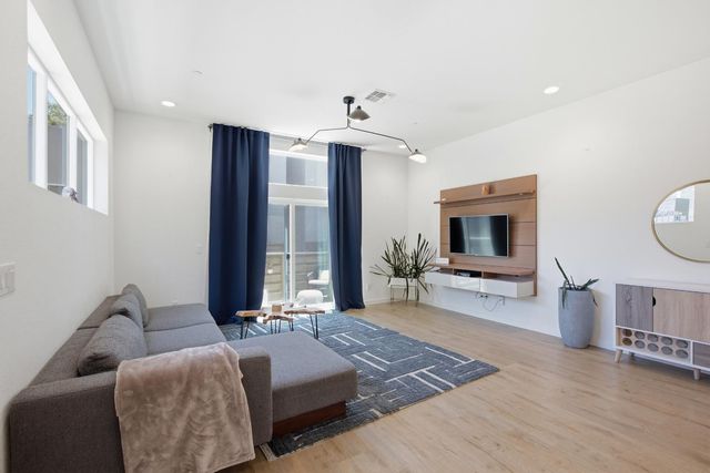 425 Outrigger Ln, West Sacramento, CA 95605