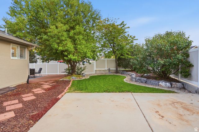 5237 W SADDLE CREEK CIR, West Jordan, UT 84081