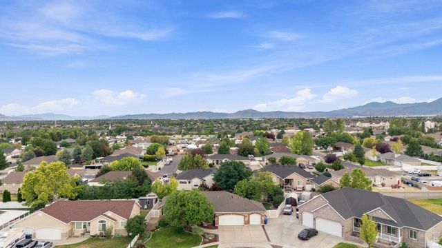 5237 W SADDLE CREEK CIR, West Jordan, UT 84081