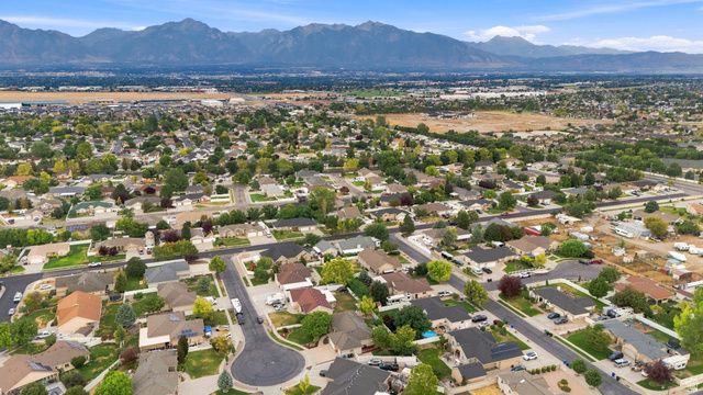 5237 W SADDLE CREEK CIR, West Jordan, UT 84081