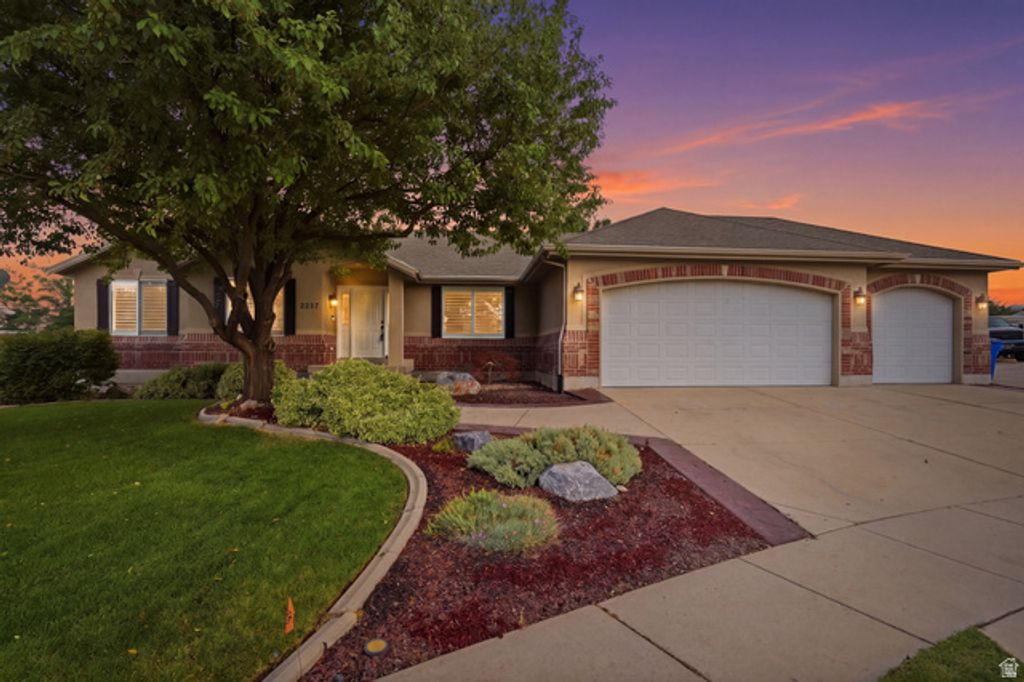 5237 W SADDLE CREEK CIR, West Jordan, UT 84081