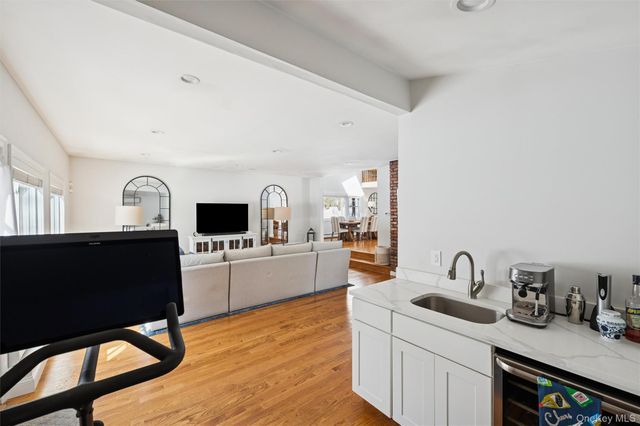 4 Stuart Court, Hampton Bays, NY 11946