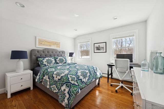 4 Stuart Court, Hampton Bays, NY 11946