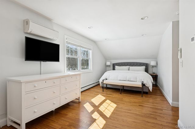 4 Stuart Court, Hampton Bays, NY 11946