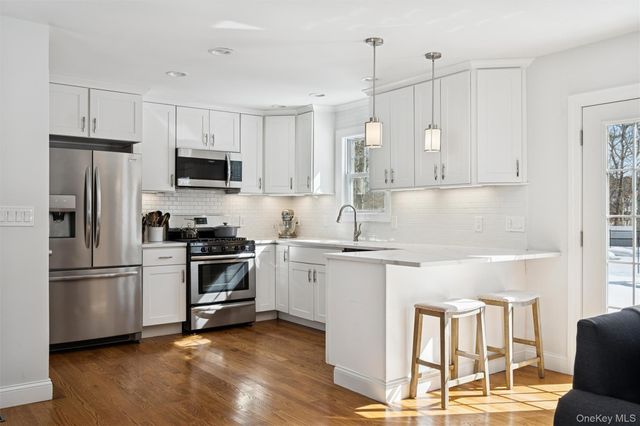 4 Stuart Court, Hampton Bays, NY 11946