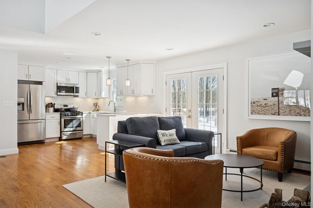 4 Stuart Court, Hampton Bays, NY 11946