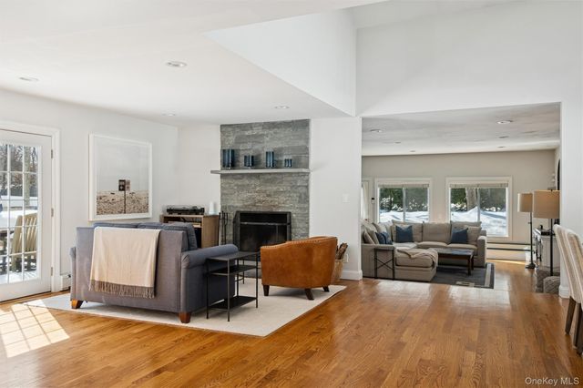 4 Stuart Court, Hampton Bays, NY 11946