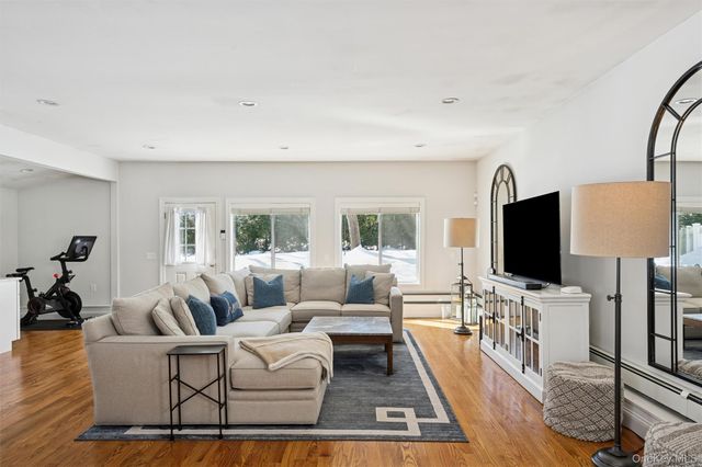 4 Stuart Court, Hampton Bays, NY 11946