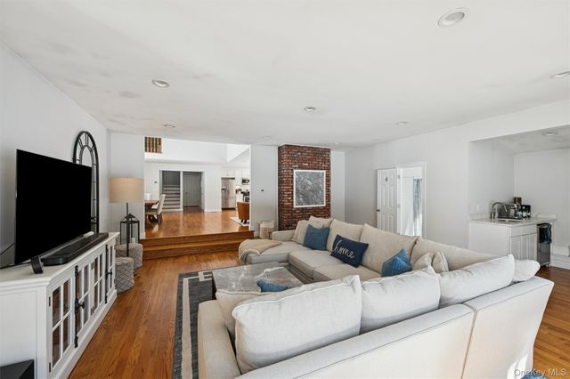 4 Stuart Court, Hampton Bays, NY 11946