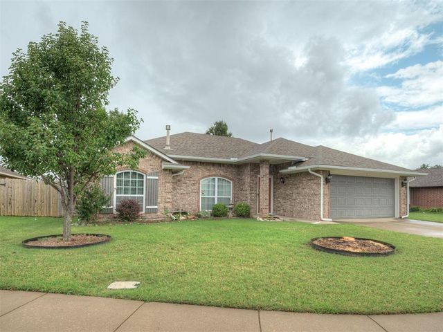 500 Apple Tree Lane, Moore, OK 73160