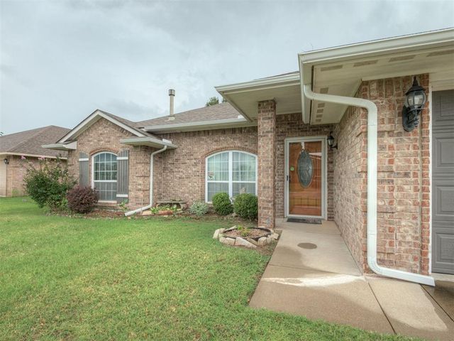 500 Apple Tree Lane, Moore, OK 73160