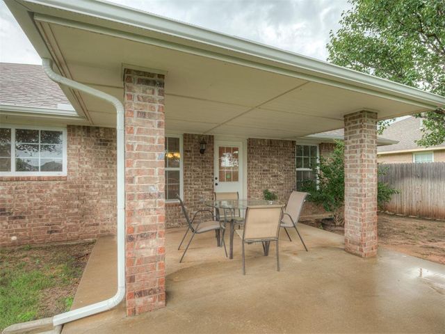 500 Apple Tree Lane, Moore, OK 73160