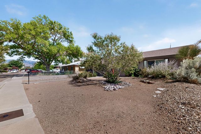 5808 Princess Jeanne Avenue NE, Albuquerque, NM 87110