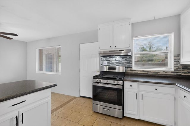 5808 Princess Jeanne Avenue NE, Albuquerque, NM 87110
