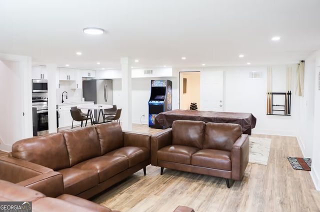 280 W Lake Drive NW, Atlanta, GA 30314