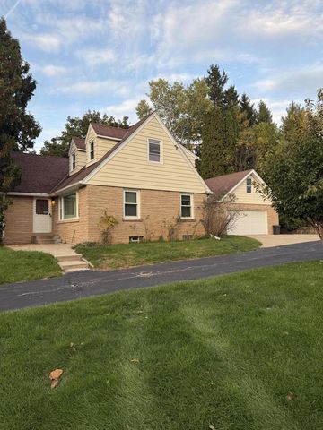 W142N6966 Oakwood DRIVE, Menomonee Falls, WI 53051