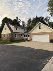 W142N6966 Oakwood DRIVE, Menomonee Falls, WI 53051