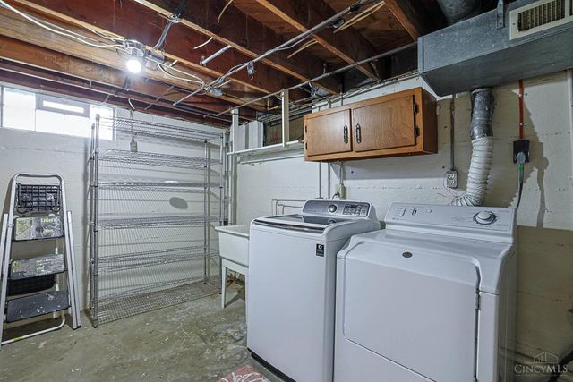 181 Ireland Avenue, Greenhills, OH 45218