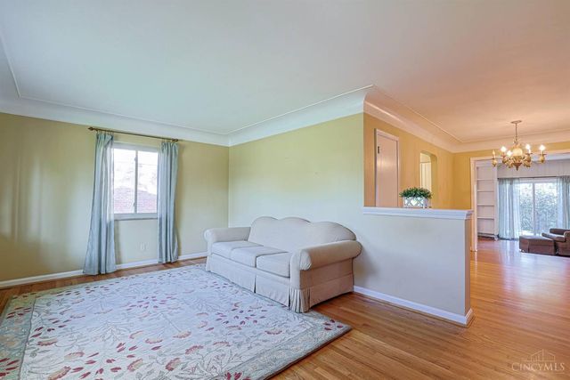 181 Ireland Avenue, Greenhills, OH 45218