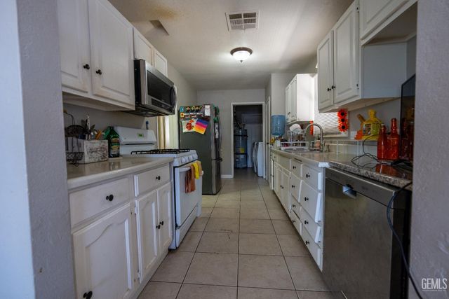 424 Wilson Avenue, Bakersfield, CA 93308