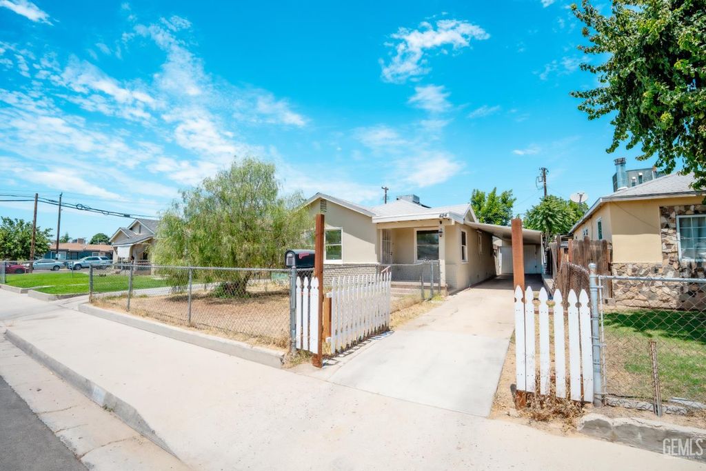424 Wilson Avenue, Bakersfield, CA 93308