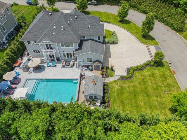 2 Arianna Ct, East Hanover Twp., NJ 07936