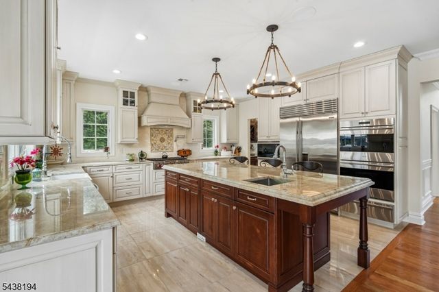 2 Arianna Ct, East Hanover Twp., NJ 07936