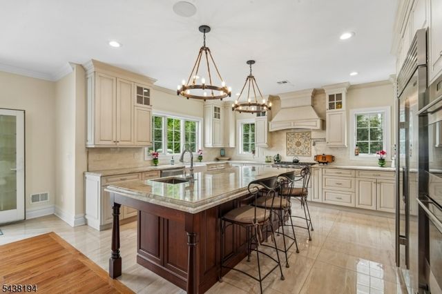 2 Arianna Ct, East Hanover Twp., NJ 07936