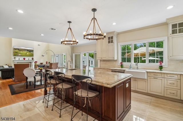 2 Arianna Ct, East Hanover Twp., NJ 07936