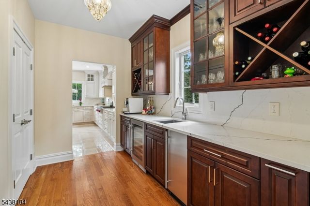 2 Arianna Ct, East Hanover Twp., NJ 07936