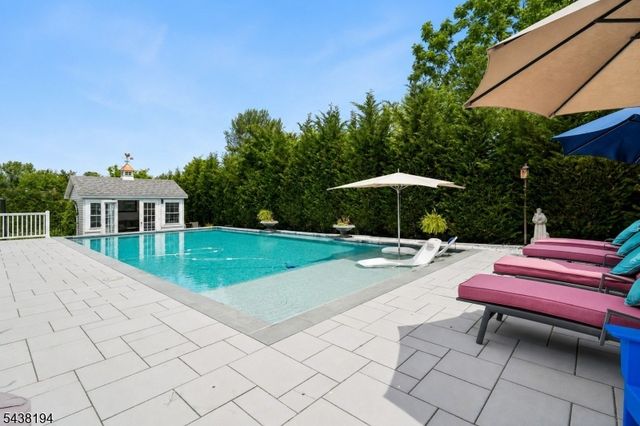 2 Arianna Ct, East Hanover Twp., NJ 07936
