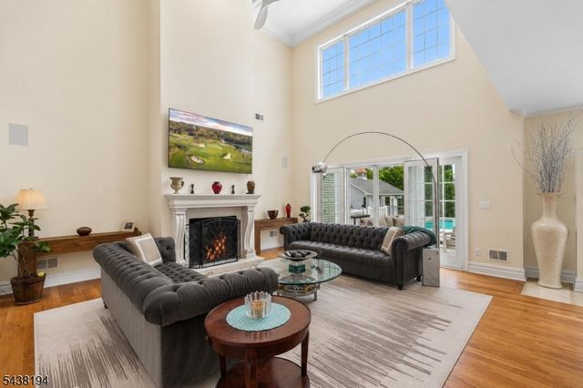 2 Arianna Ct, East Hanover Twp., NJ 07936