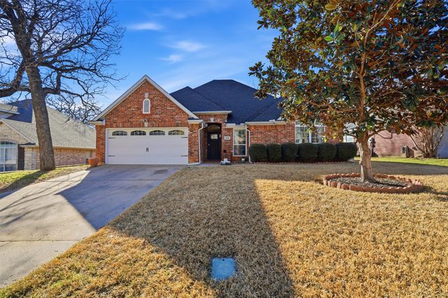 840 Forest Hollow Drive, Hurst, TX 76053