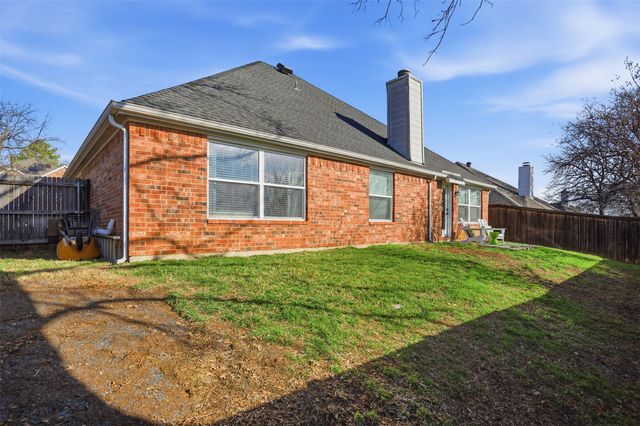 840 Forest Hollow Drive, Hurst, TX 76053