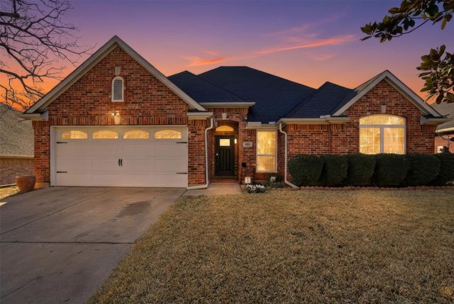840 Forest Hollow Drive, Hurst, TX 76053