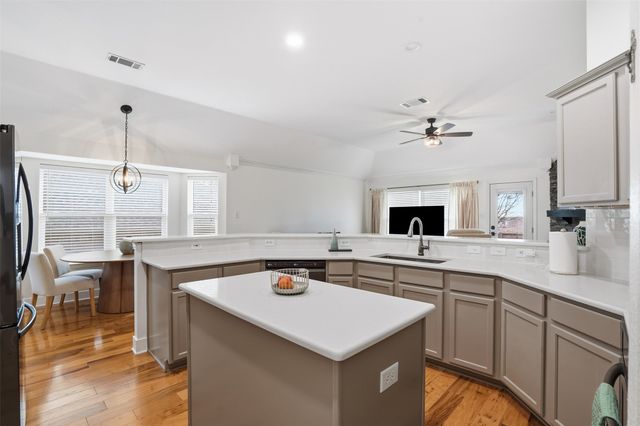 840 Forest Hollow Drive, Hurst, TX 76053