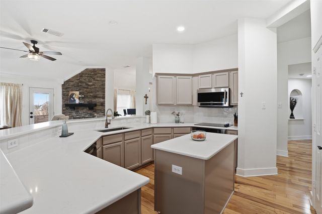 840 Forest Hollow Drive, Hurst, TX 76053