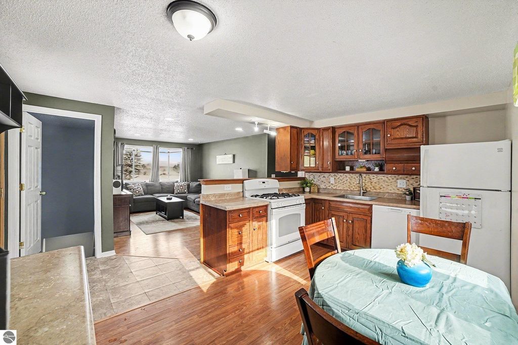 Image 10 of property listing at 5165 Silverberry Drive, Mt Pleasant, MI 48858