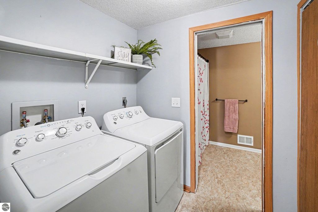 Image 11 of property listing at 5165 Silverberry Drive, Mt Pleasant, MI 48858