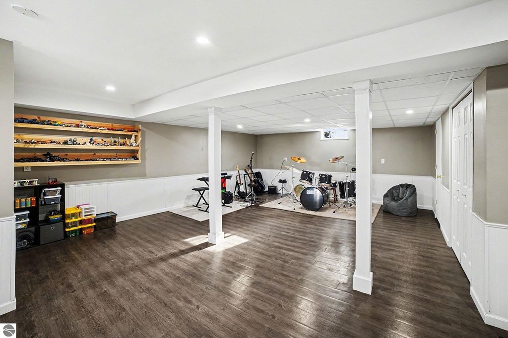 Image 23 of property listing at 5165 Silverberry Drive, Mt Pleasant, MI 48858