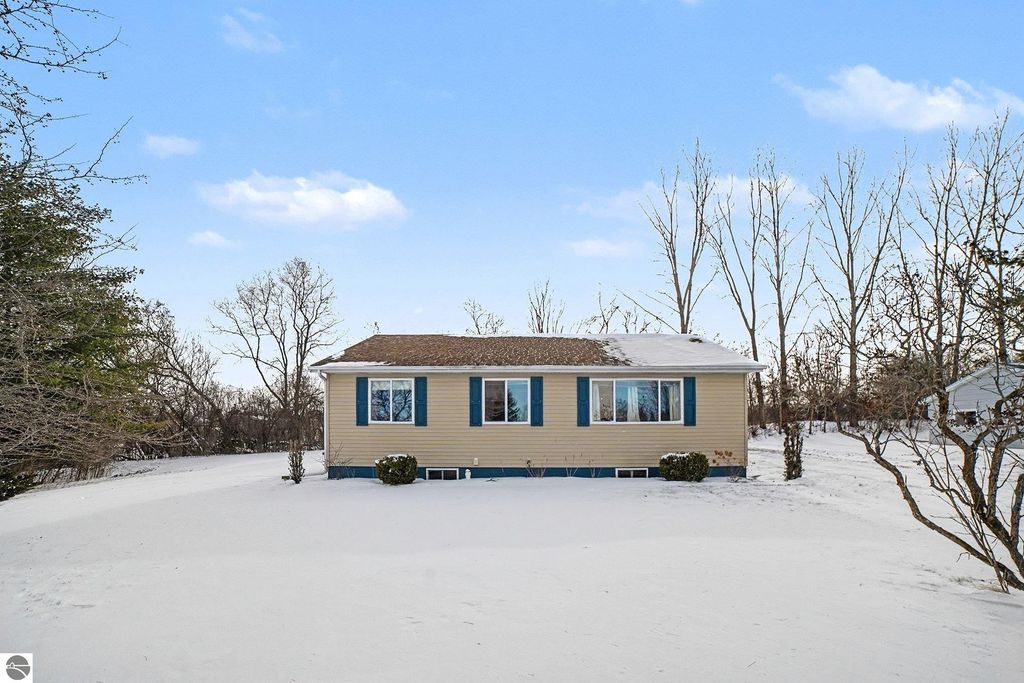 Image 26 of property listing at 5165 Silverberry Drive, Mt Pleasant, MI 48858