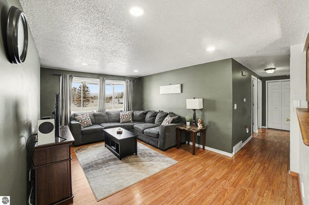 Image 4 of property listing at 5165 Silverberry Drive, Mt Pleasant, MI 48858