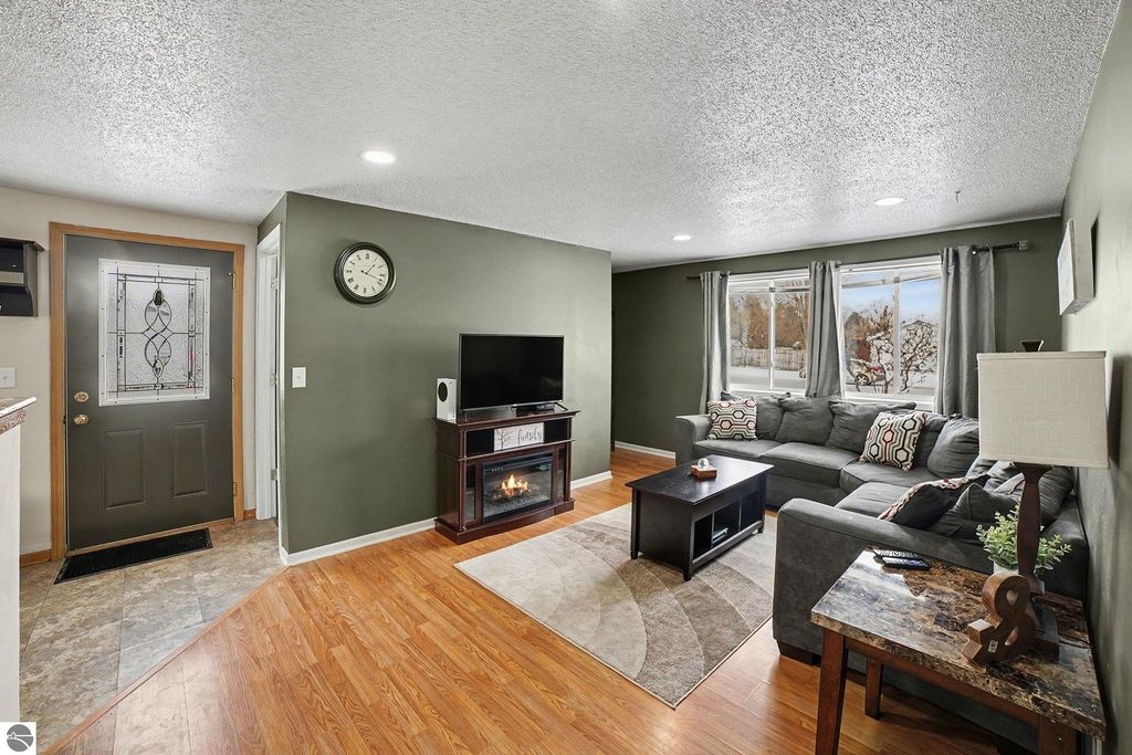 Image 5 of property listing at 5165 Silverberry Drive, Mt Pleasant, MI 48858